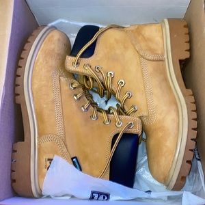 Womens Timberland Pro, soft toe, waterproof, size 6.5, insulated insole.